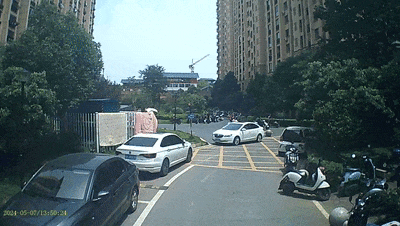 “生命”通道不是停车场！这辆白车，你违法了