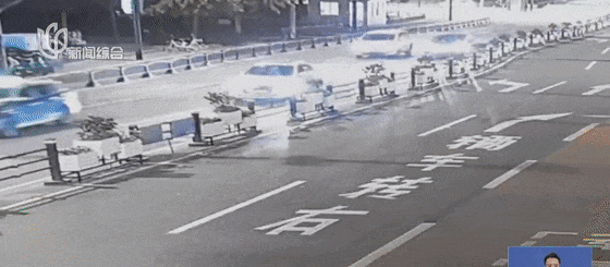 深夜上海街头一车辆侧翻！“神秘”施救人来头不小，警方通报→