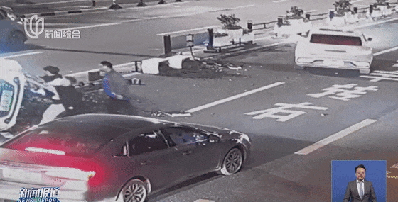 深夜上海街头一车辆侧翻！“神秘”施救人来头不小，警方通报→