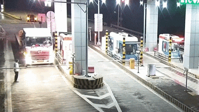 “巨无霸”上高速被拦,他竟手动“开路”,态度嚣张……拘留10天! “巨无霸”上高速被拦,他竟手动“开路”,态度嚣张……拘留10天!