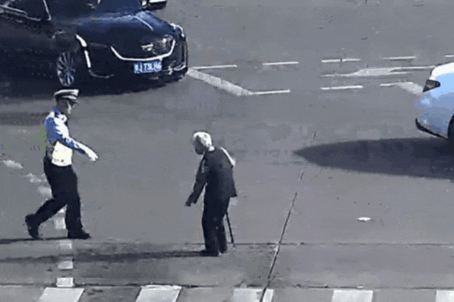 暖哭!台州交警“霸道”牵手102岁老奶奶穿越拥挤的车流 暖哭!台州交警“霸道”牵手102岁老奶奶穿越拥挤的车流