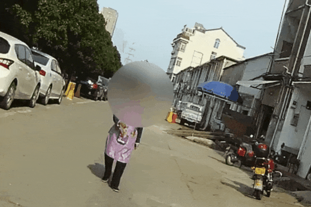 暖哭!台州交警“霸道”牵手102岁老奶奶穿越拥挤的车流 暖哭!台州交警“霸道”牵手102岁老奶奶穿越拥挤的车流