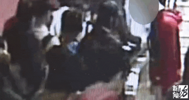 很多人坐地铁有这个习惯,上海已叫停多年!这样做真的不是“高素质” 很多人坐地铁有这个习惯,上海已叫停多年!这样做真的不是“高素质”