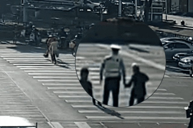 暖哭!台州交警“霸道”牵手102岁老奶奶穿越拥挤的车流 暖哭!台州交警“霸道”牵手102岁老奶奶穿越拥挤的车流