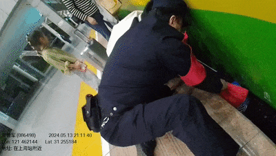 事发上海站!幼童不慎掉入轨道缝隙,59岁乘警紧急跪地施救 事发上海站!幼童不慎掉入轨道缝隙,59岁乘警紧急跪地施救