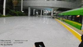 事发上海站!幼童不慎掉入轨道缝隙,59岁乘警紧急跪地施救 事发上海站!幼童不慎掉入轨道缝隙,59岁乘警紧急跪地施救