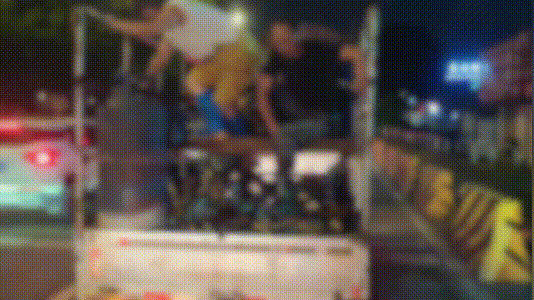 佛山一货车搭人又搭鹅,还是“上下铺”!民警一看傻眼了...... 佛山一货车搭人又搭鹅,还是“上下铺”!民警一看傻眼了......