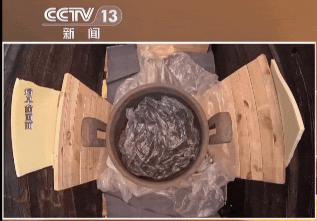 独家画面!首次披露!超近距离看武王墩大铜鼎,细节曝光→ 独家画面!首次披露!超近距离看武王墩大铜鼎,细节曝光→