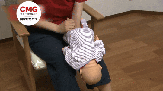 男孩被冰块卡住,同行女孩仅6秒就成功施救 男孩被冰块卡住,同行女孩仅6秒就成功施救