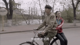 胡歌在石景山骑自行车——