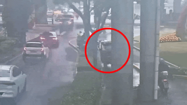 车辆不慎侧翻,好险! 蜀黍及时救助,好暖!