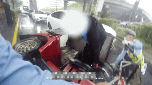 车辆不慎侧翻,好险! 蜀黍及时救助,好暖!