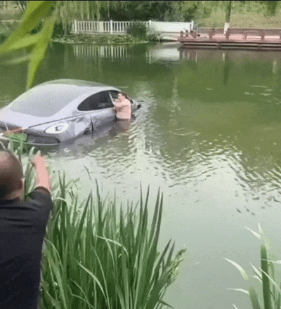 他们用鱼竿钓起一个人，还有一辆车！