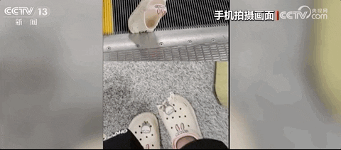 一乘客鞋子被自动扶梯夹住，梯级变形！紧急提醒