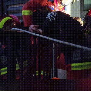 灯火阑珊,醉酒男子60米高空“打坐修仙”,被“高人”打断 灯火阑珊,醉酒男子60米高空“打坐修仙”,被“高人”打断