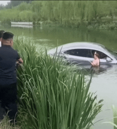 他们用鱼竿钓起一个人，还有一辆车！