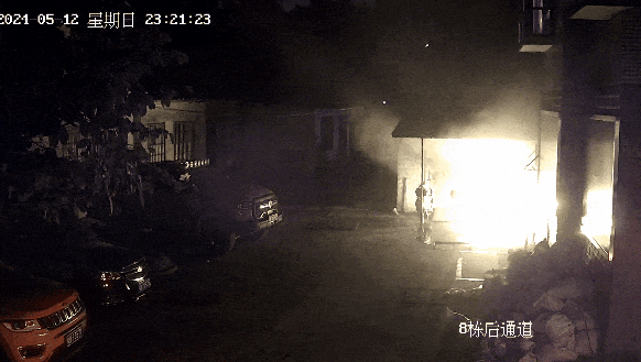 深夜，多辆电动自行车葬身火海..……