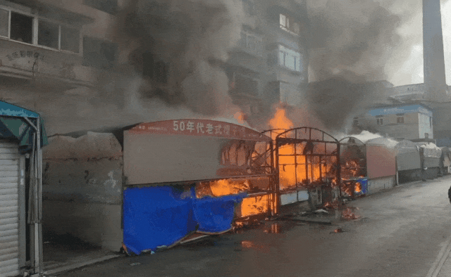 “火烧连营”！大火突袭辽宁一早市，4间摊位被烧毁