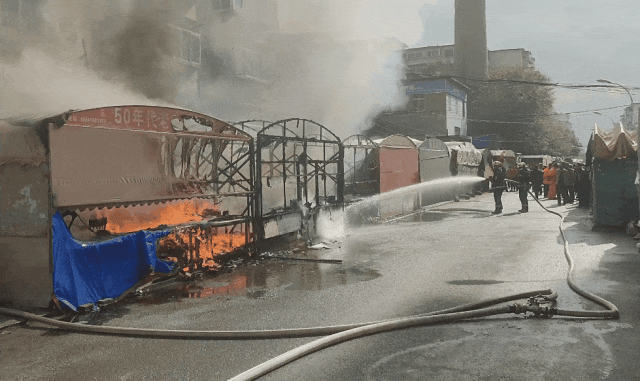 “火烧连营”！大火突袭辽宁一早市，4间摊位被烧毁