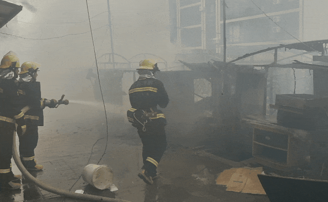 “火烧连营”！大火突袭辽宁一早市，4间摊位被烧毁