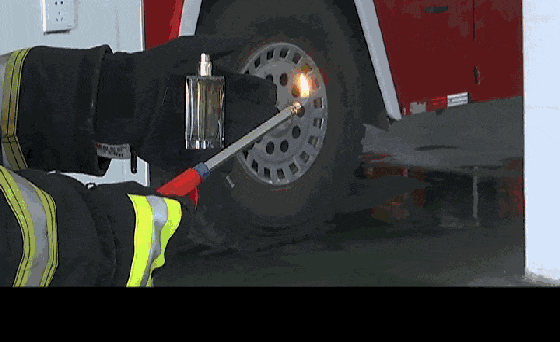 许昌一高速口，汽车因“飞线”充电致火灾