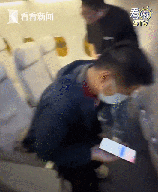 飞深圳航班上，她强行要求下机，原因令人无语......