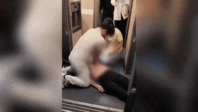 这一跪太帅了！一男子突发心脏病，深圳女医生跪地救助