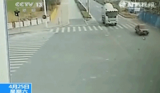 侥幸闯红灯，下一秒......