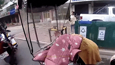 街上传来“抓小偷” 执勤交警秒擒贼