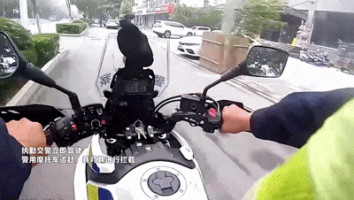 街上传来“抓小偷” 执勤交警秒擒贼