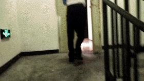 世界无烟日,控烟执法现场,有烟民撒腿就跑…… 世界无烟日,控烟执法现场,有烟民撒腿就跑……