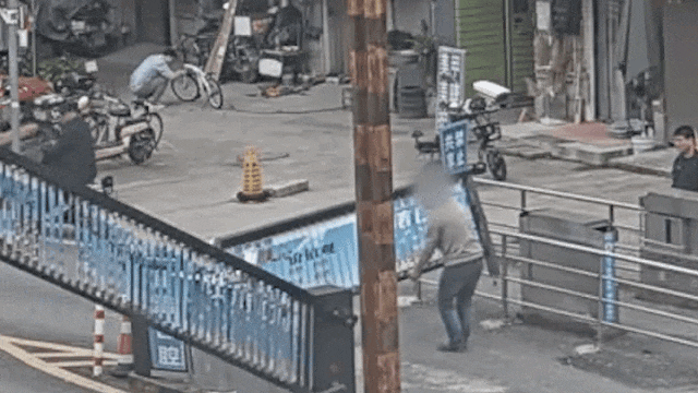 男子头部“中招”拿小区车辆出入口道闸撒气?警方:行拘! 男子头部“中招”拿小区车辆出入口道闸撒气?警方:行拘!
