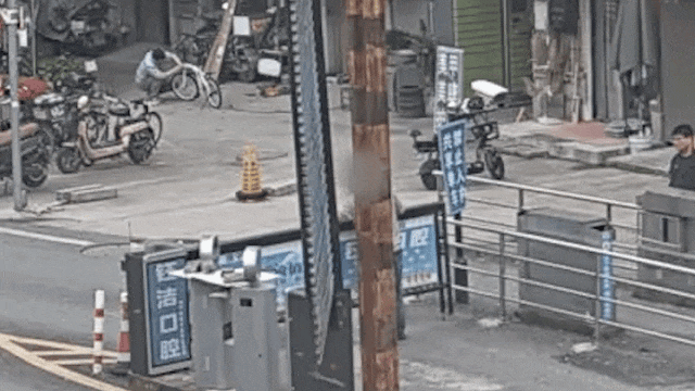男子头部“中招” 竟拿小区道闸撒气？