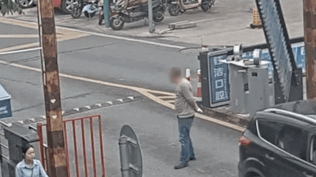 男子头部“中招”拿小区车辆出入口道闸撒气?警方:行拘! 男子头部“中招”拿小区车辆出入口道闸撒气?警方:行拘!