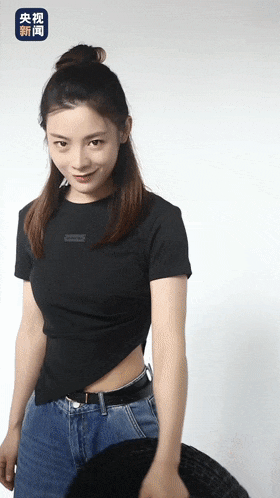 女演员突然走红！女扮男装43年，有00后打"飞的"来看她