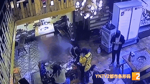 男子火锅店内强吻陌生女子,结局舒适了...... 男子火锅店内强吻陌生女子,结局舒适了......