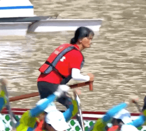 又美又飒！这个端午，被67岁女龙舟舵手“硬控”了