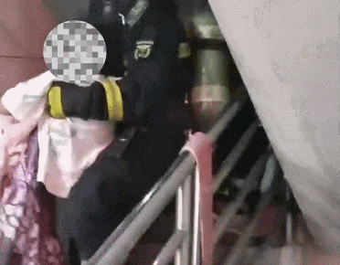民房深夜起火，3名儿童被困屋内......