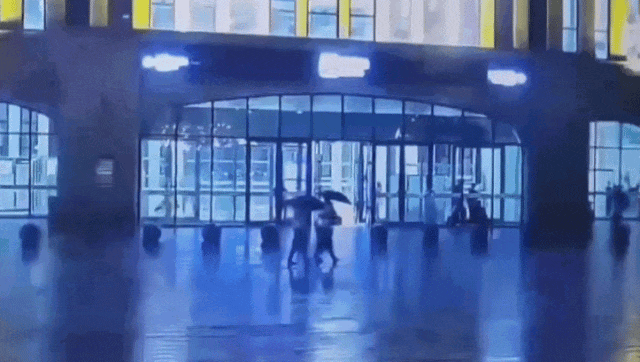 两人在火车站广场突遭雷击，瞬间倒地！雷雨天千万不要这样做