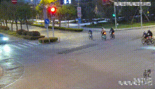 太猖狂！上海惊现“夜骑族”飞车竞速，行人被撞倒地不起……交警发声→