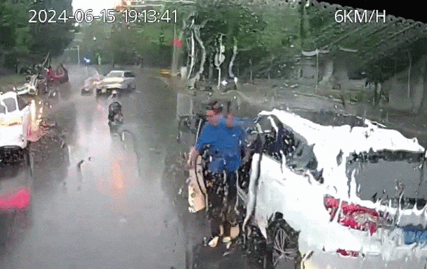 武汉街头大雨,公交司机突然刹停挡住车流 武汉街头大雨,公交司机突然刹停挡住车流
