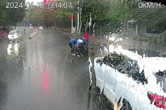 武汉街头大雨,公交司机突然刹停挡住车流 武汉街头大雨,公交司机突然刹停挡住车流