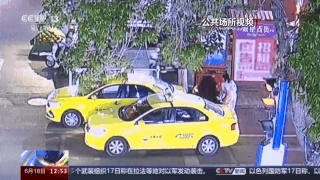乘客“耍酒疯” 殴打出租车司机?警方:抓! 乘客“耍酒疯” 殴打出租车司机?警方:抓!