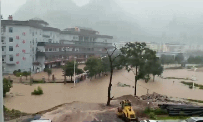 广西罗城遭遇大暴雨 城区内涝积水严重