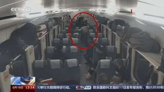 乘客“耍酒疯” 殴打出租车司机?警方:抓! 乘客“耍酒疯” 殴打出租车司机?警方:抓!