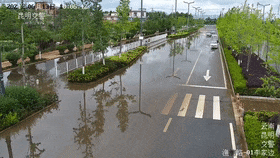 下雨开车溅路人一身水,昆明交警:罚! 下雨开车溅路人一身水,昆明交警:罚!