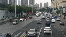 下雨开车溅路人一身水,昆明交警:罚! 下雨开车溅路人一身水,昆明交警:罚!