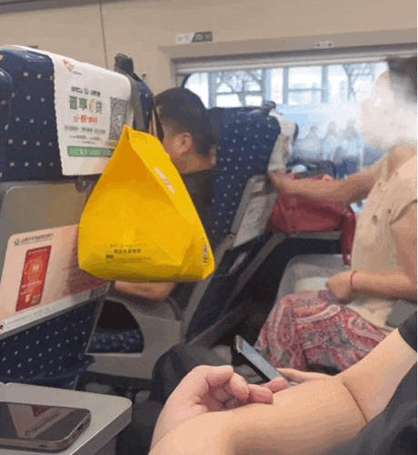 前排乘客想放倒座椅，后排大妈猛踹对方椅背！高铁上这一幕吵翻