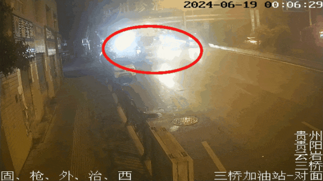 严重损毁！贵州一水泥罐车追尾出租车后坠入5米河道，两人陷入困境！