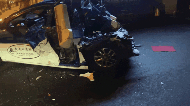 严重损毁！贵州一水泥罐车追尾出租车后坠入5米河道，两人陷入困境！